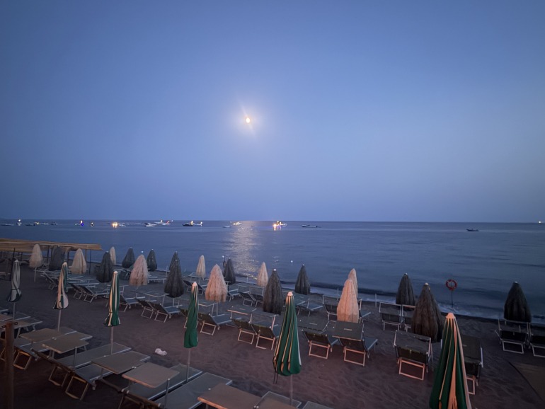 Ottomano ai Maronti. L'altra Ischia, gustata su una terrazza sospesa tra mare e cielo.