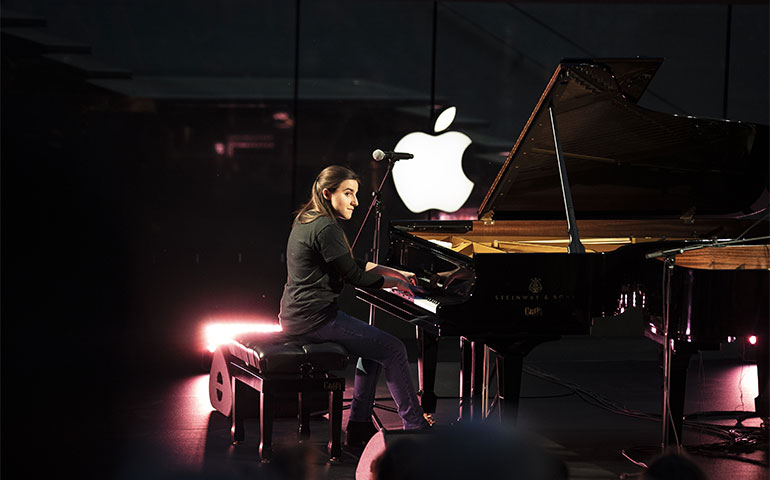 Piano City 2019 apre col botto: il primo concerto ieri sera all'Apple Store in Piazza Liberty