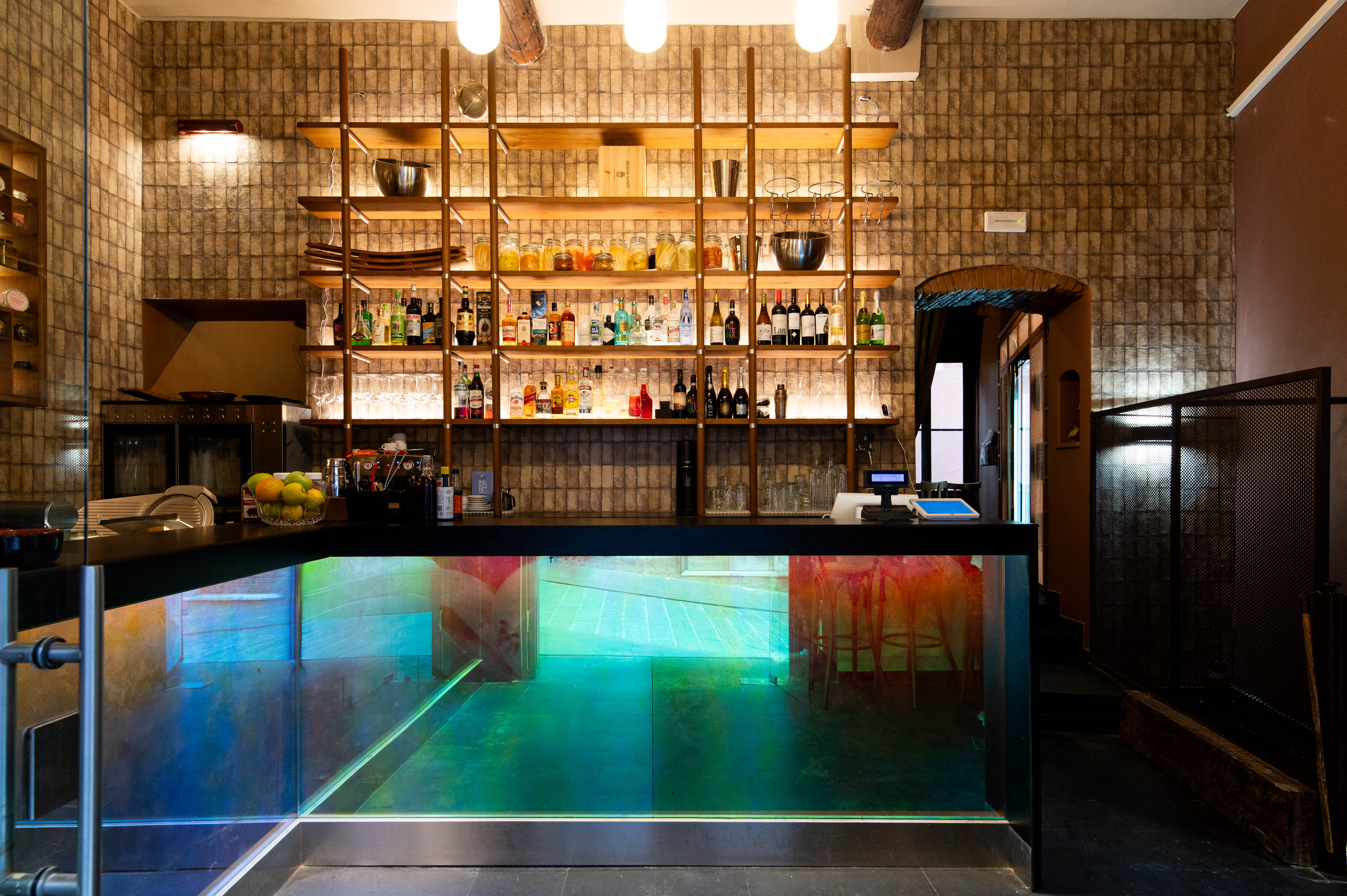 La Cava: a Genova ha aperto un nuovo wine bar dove il Mediterraneo si beve, si mangia, si condivide