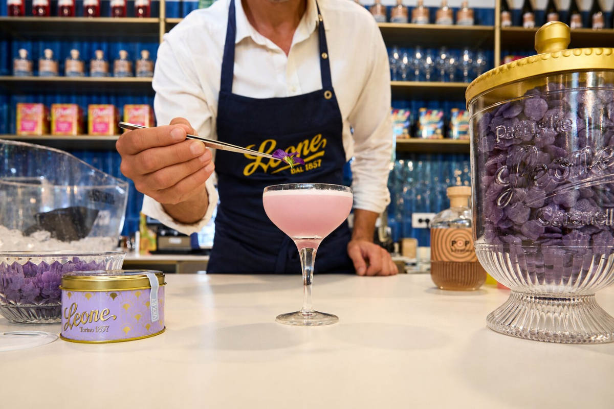 Violetta Sour, il cocktail di Leone 1857 che riscopre il gusto della violetta