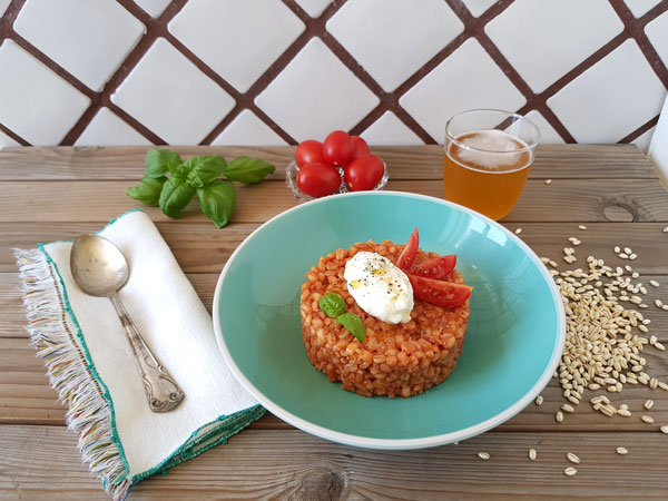 Ricetta con orzo al pomodoro, squacquerone e birra