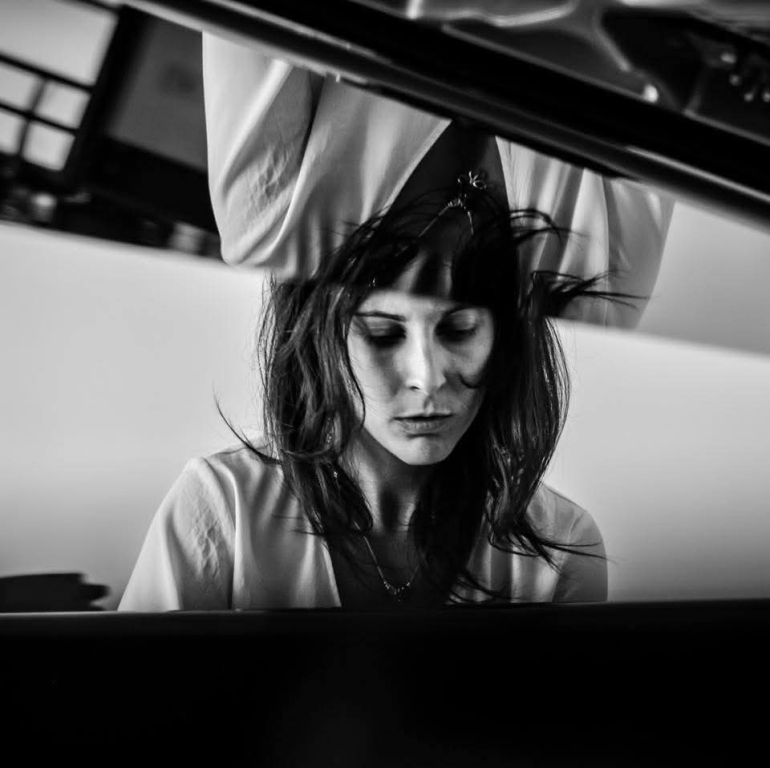 Intervista alla docente e pianista Cristina Massaro- "C'è speranza per il futuro; il futuro sono i nostri ragazzi, quelle radici cantate da La Niña"