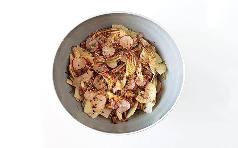 Insalata invernale: carciofi, ravanelli, parmigiano e gomasio 