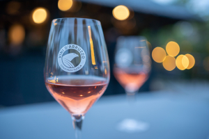 Rose Ros&eacute; torna a Roma: via Borgognona si trasforma in un percorso sensoriale tra vino, moda e arte