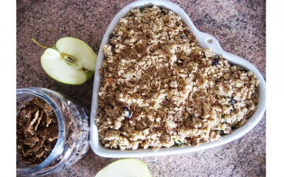 Crumble di mele, uvetta, cannella e frutta secca|||