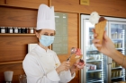 Anna Sartori in gelateria|||