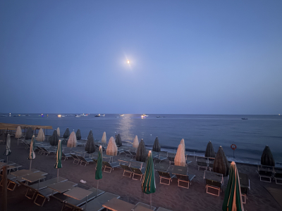 Ottomano ai Maronti. L'altra Ischia, gustata su una terrazza sospesa tra mare e cielo.