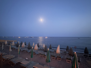 Ottomano ai Maronti. L'altra Ischia, gustata su una terrazza sospesa tra mare e cielo.