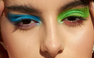 Makeup per l'estate 2026: pelle senza filtri, colori saturi e ciglia naturali