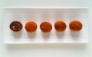 Tartufi al cioccolato fondente, anacardi e bacche di goji|||