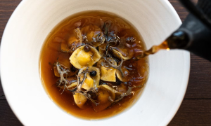 Lo chef Norbert Niederkofler chiude le Olimpiadi invernali con il suo Chef&rsquo;s Table da Casa Airbnb