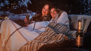 L'estate in cui imparammo a volare, la storia di un'amicizia lunga una vita nella nuova serie tv Netflix con Katherine Heigl e Sarah Chalke|||